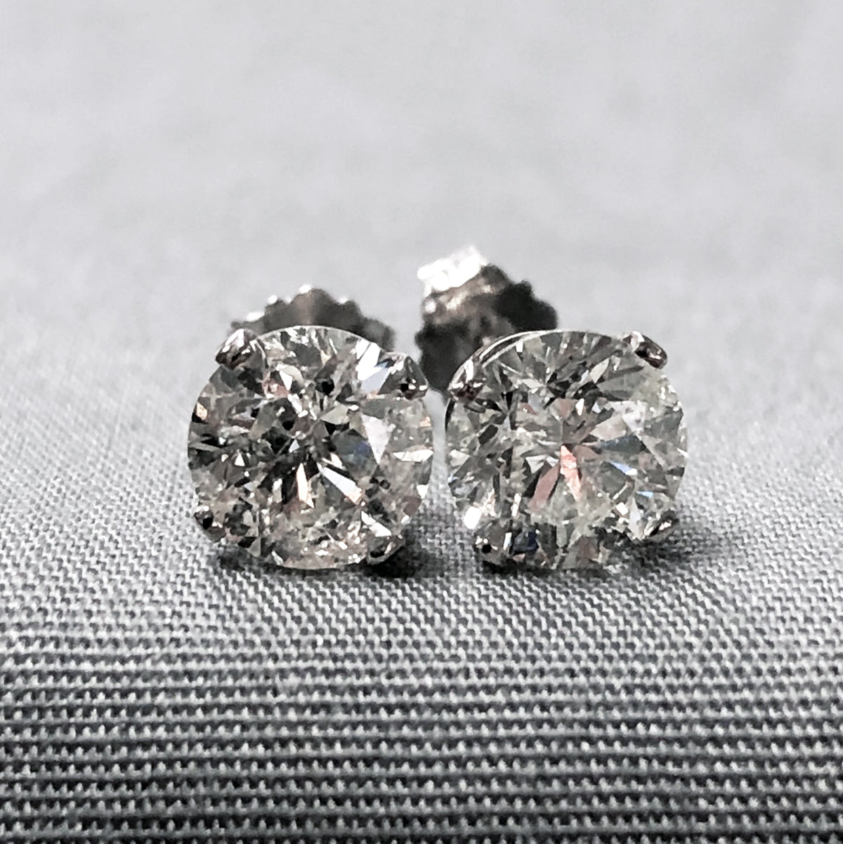 14 k White Gold Diamond Earrings (2 Carat)
